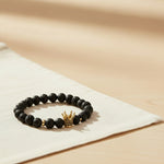 Pulseira de pedra lava com coroa dourada A Mãe M&M