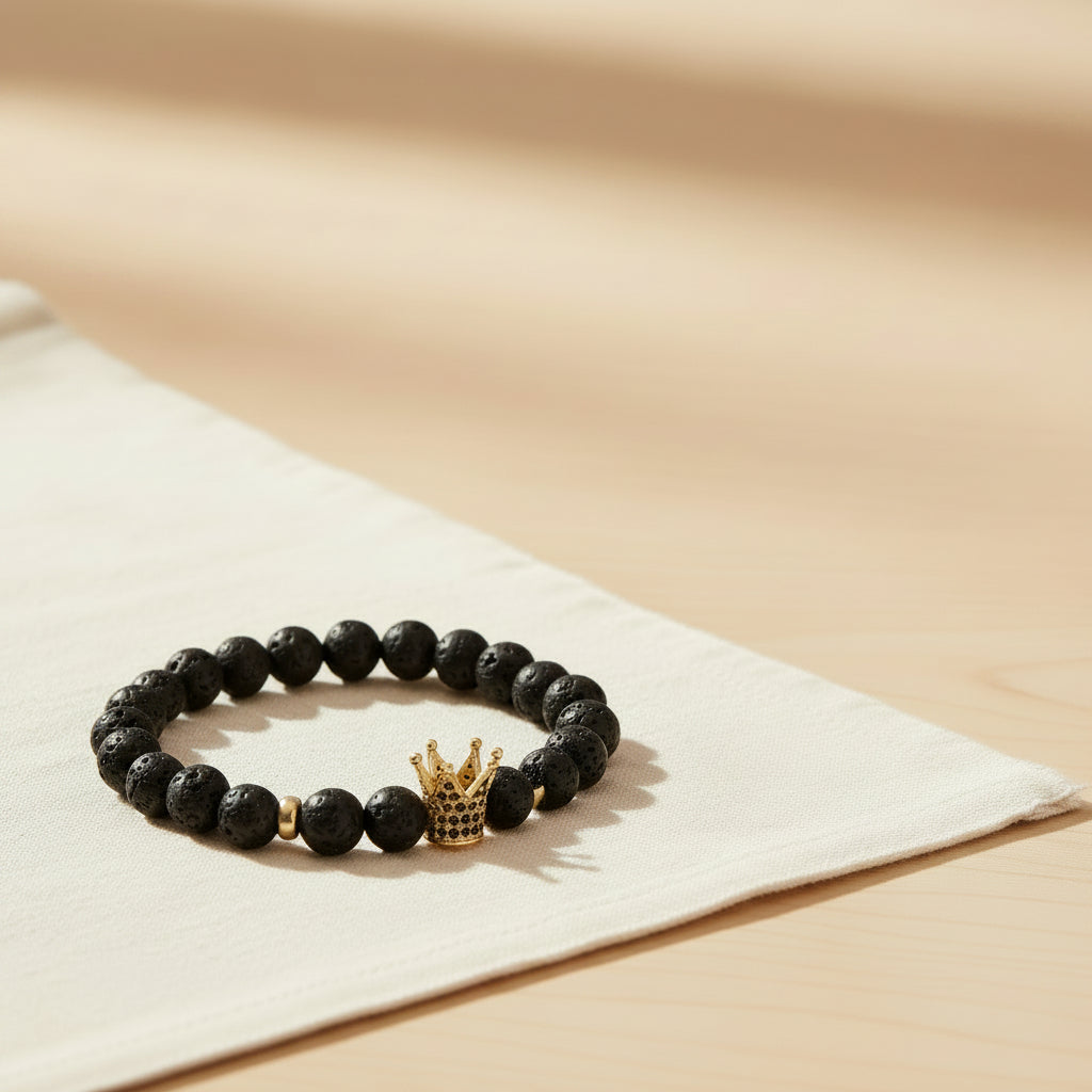 Pulseira de pedra lava com coroa dourada A Mãe M&M